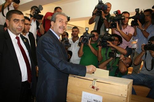 Tarım ve Köyişleri Bakanı Mehmet Mehdi Eker, oyunu Diyarbakır'da kullandı. Bir ayı aşkın süredir referandum süreci ile ilgili konuştuklarını, bugün artık milletin konuşacağını belirten Eker, son sözü milletin, seçmenin söyleyeceğini kaydetti.