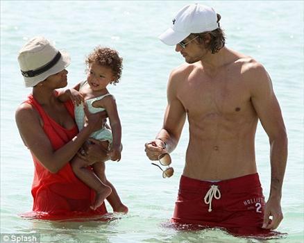 carlı oyuncu Halle Berry, kızı Nahla'nın doğumundan 15 ay sonra, top model eşi Gabriel Aubry ve kızıyla Miami'de tatil yaptı. Çiftin mutluluk tabloları düşman çatlattı