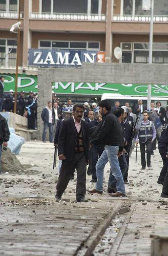 Terörist başı Abdullah Öcalan'ın yakalanışının yıldönümü nedeniyle Doğu ve Güneydoğu illerinde PKK yandaşları kenpnek açmadı, açtırmadı. Yapılan eylmelere polis müdahale ederken çocuklar yine ön plandaydı