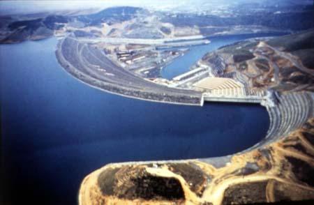 ■ Üç kalkınma ajansının (Karacadağ, Ipekyolu, Dicle) çalışmaları için 2009'da 50 milyon TL, 2010'da ise yaklaşık 61 milyon TL ödenek transferi öngörüldü. 2009 ve 2010 yıllarında GAP Bölgesi'nde 854 adet teşvik belgesi düzenlendi, 4,4 milyar TL tutarında sabit yatırım ve 21 bin 634 kişilik istihdam öngörüldü. 13 Organize Sanayi Bölgesi (OSB) tamamlandı, 11 OSB projesi devam ediyor. <br /><br />