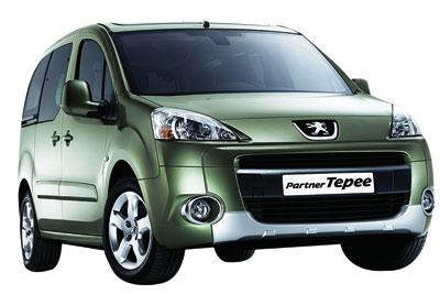 <b>Peugeotdan yeni modeller geldi </b><br><br>
Peugeot, Partner Tepee ailesini rekabetçi versiyonlarla genişletmeye devam ediyor. Hafif ticari araç segmentinin en önemli oyuncularından biri olan Partner Tepee, artık binek versiyonu ile de tüketicilerin beğenisine sunuluyor. Premium donanım paketi ile sunulan Partner Tepee Binek, sürücü ve yolcu hava yastıkları, ön konsola entegre vites kolu, sürücü ve yolcu için koltuk kolçakları, elektrikli ve ısıtmalı yan aynalar, yükseklik ve derinlik ayarlı direksiyon, direksiyondan kumandalı radyo/CD çalar, ön sis farları ve tamamı gövde rengi olan tamponlara, yan çıtalara ve kapı kollarına sahip.
<br><br>
<b>Chevroletden yeni link</b> <br><br>
Modern hayatın vazgeçilmezi akıllı telefonu ile otomobil arasındaki entegrasyonu sağlamak için geliştirilen Chevrolet MyLink bilgi-eğlence sistemi, Türkiyede satışa sunulacak modellerde de yer alacak. Sistem akıllı telefonun sahip olduğu içeriğin renkli dokunmatik ekranda görüntülenmesini sağlıyor.
