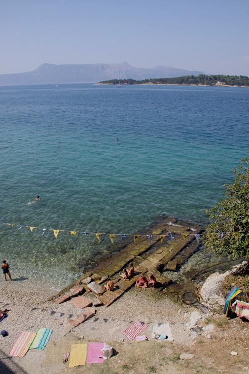 Gezi boyunca en çok dikkatimi çeken şey, doğa ile insanların barışıklığıydı. Kum plajlarda yapmışlar, ancak çoğu yerde doğaya teslim olunmuş. Doğa ne kadarına izin veriyorsa onla yetinmişler. Hiç bir yerde deniz kıyısında apartman, gökdelen,rezidans görmedik. Parayı bastıran kıyıyı kapatmamış. Her yerden denize giriliyor. Sahiller halkın. Deniz tertemiz. Corfu sahilinde antik taşların üzerinde güneşlenmek sıradan bir durum.