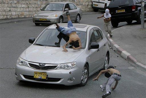 İsrail askerlerinin dün Batı Şeriada iki Hamas üyesini öldürmesinin ardından, Arap nüfusunun yoğunlukta olduğu Doğu Küdüste sokağa dökülen bir grup Filistinli, yoldan geçen İsrailli sürücülere ait araçları taş yağmuruna tuttu.