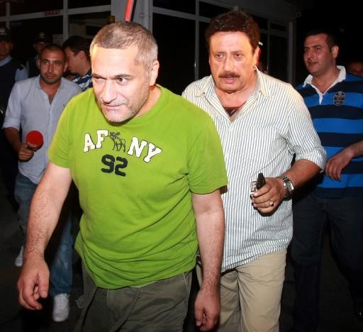 Etiler'de kumar oynanan villaya yapılan baskında gözaltına alınan M.Ali Erbil ve M.Topaloğlu ile birlikte gözaltına 25 kişi 3 saat gözaltında tutulduktan sonra serbest bırakıldı.