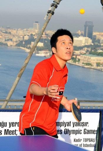 Asya ve Avrupa'nın en iyi masa tenisçileri arasında gösterilen sporcuların karşılaşması sabah saat 07.10'da başlarken, yaklaşık 20 dakika sürdü.