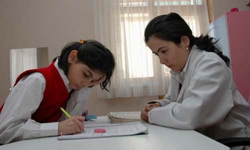 9 Çocuğa yapabileceğiniz en büyük yardım ilgi ve yetenekleri doğrultusunda onu yönlendirmek, ihtiyacı olan desteği (özel öğretmen, kurs vs) ona sağlamak, sorununu çözmede yardımcı olmaktır. Çocuğu, başarılı kardeş ve arkadaslarıyla kıyaslamak, aşağılamak, yarar yerine zarar getirir.