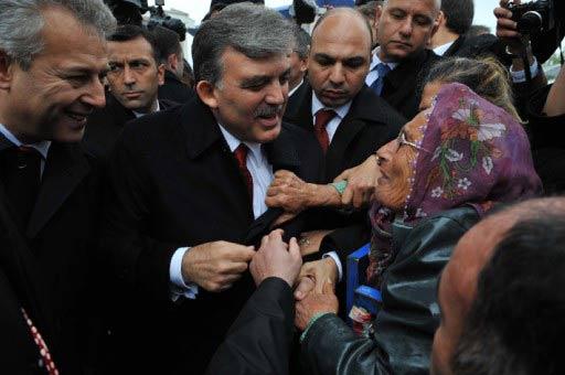 Cumhurbaşkanı Abdullah Gül, Tunceli'de coşkuyla karşılandı. Vatandaşlarla sohbet eden ve tek tek hal hatır sorarak kucaklaşan Gül, 'Sen hoşgeldin Sayın Cumhurbaşkanım, başımızın üstünde yerin var'' yazılı dövizlerle karşılandı.