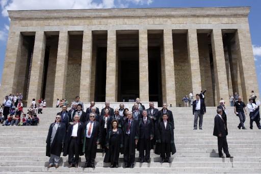 Türkiye Barolar Birliğinin (TBB) 30. Olağan Genel Kurulu'nda yeniden başkan seçilen Özdemir Özok ile yeni yönetim, denetim ve disiplin kurulu üyeleri Anıtkabir'i ziyaret etti.