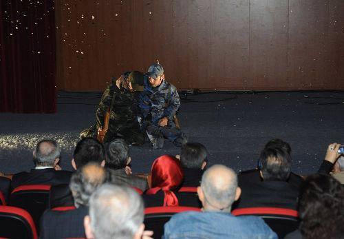 Üsküdarlılar, 90 bin Türk askerinin şehit olduğu Sarıkamış olayında yaşan acıları ve Mehmetçiğin çektiği sıkıntıları yüreklerinde hissetti. Üsküdar Belediyesi'nin düzenlediği programda,Sarıkamış'ın acısını anlatan "Son Mehmetçikler" ve "Son iki Şehit" adlı oyunlar klimalarla sıfırın altına indirilen salonda ve yapay kar altında canlandırıldı.