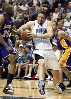 Hidayet'in de forma giydiği NBA final serisi 4. maçında Los Angeles Lakers, Orlando Magic'i uzatmalarda yıkmayı başarırken malesef Hidayet son anlarda kendine bağlanan umutları yıktı