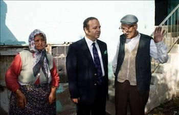 Mahkemeden önce henüz resmi nikâh kıyılıp kıyılmayacağı bile belli değil. Ayşe Nine ve Mustafa Dede Nazillideki muayeneler sonuç vermeyince Aydına gitmişler, bir daha gideceklermiş. Resmi nikâh neyse de Mustafa Dede eve dair mahkemeyi kaybederse ne oluyor diye endişeliyiz onlara hoşçakalın derken. Bir şey olursa ninenin köydeki evine gidersiniz diye teselli etmeye çalışıyoruz, Ayşe Nine hemen yorum yapıyor: Oğlanlar katar mı?