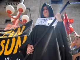 Mersin'de ÖSS'yi protesto etmek isteyen bir grup öğrenci ''Azrail'' kılığına girdi ve ÖSS'yle ilgili görüşlerinin yazdığı 15 metre uzunluğunda ''ferman'' hazırlayıp yere serdi.