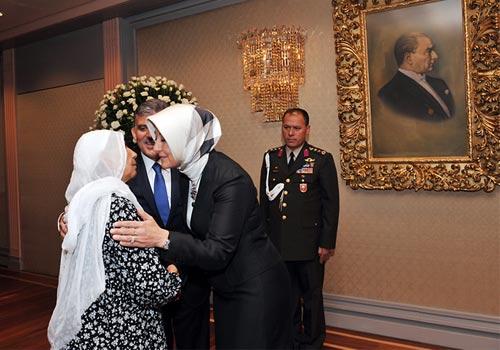 Cumhurbaşkanı Gül'ün Köşk'te verdiği ilk iftara katılan Gaziantepli bir şehit anası ile arasında geçen diyalog Türkiye gerçeğini bir kez daha ortaya koydu. Tüylerin diken diken olduğu an: