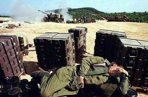Disiplin merkezi olan ordularda meydana gelen komik olaylar abjektiflere takılınca zihinlerin esas duruşu da bozuldu.