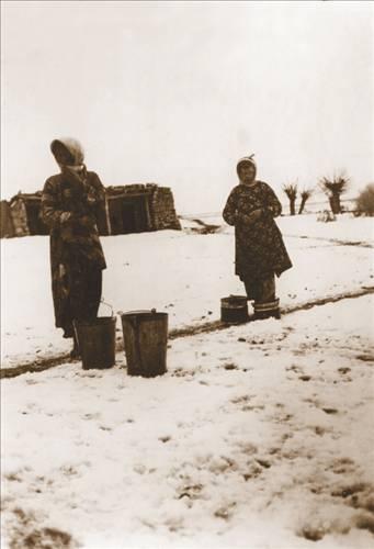 KARDA YALINAYAK SU TAŞIYAN KIZLAR C. K. Streit k&ouml;yle ilgili izlenimlerini ş&ouml;yle anlatmış: Sekili'de kalan k&ouml;yl&uuml;ler yoksulluk i&ccedil;erisinde ve yırtık pırtık giysilerle yaşıyorlardı. İki kızın nehirden su taşırken karda yalınayak y&uuml;r&uuml;d&uuml;ğ&uuml;n&uuml; g&ouml;rd&uuml;m. İ&ccedil;lerinden biri resmini &ccedil;ekmeye &ccedil;alıştığımda korktu ve hı&ccedil;kıra hı&ccedil;kıra ağlamaya başladı. [Sekili k&ouml;y&uuml; Yozgat vilayetinin Yerk&ouml;y kazasındadır]