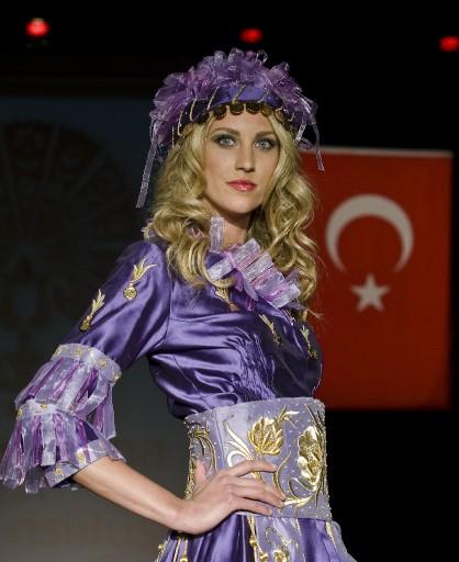 Ankara Olgunlaşma Enstitüsü tarafından, ABD'nin New York kentinde düzenlenen defile büyük beğeni topladı.