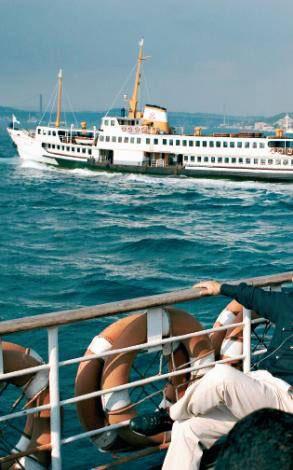 <b>VAPUR</b>
İstanbul Boğazında bugünkü anlamda ilk yolcu vapuru 1837 yılında çalıştı. Boğaziçinde vapurla yolcu taşımacılığında asıl büyük adım ise 1851de Şirket-i Hayriyenin kurulmasıyla oldu. Bugün şehir hatları vapurları İDOya bağlı. Boğaz hattının yanında, Marmarada da seferler yapıyor. Haydarpaşa, Kadıköy ve Adalara seferleri oluyor. Vapurlar, şehrin adeta simgelerinden biri. İstanbullular için vapurda martıları seyrederek, simit ve çay eşliğinde yolculuk yapmak ayrı bir keyif.