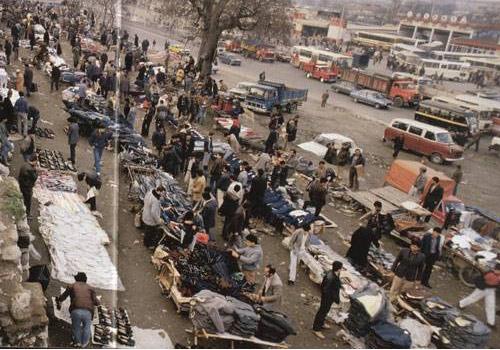 Yıl: 1985; sur dibine kurulan işporta tezgahları Sultanhamam'ı aratmıyor. Anadolu'dan ve Trakya'dan gelen gelip gidenlerin ilk ve son durağının altın yılları.