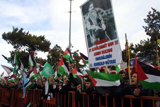 Anadolu Gençlik Derneği (AGD) tarafından Erzurum'da organize edilen mitingde binlerce Erzurumlu, Gazze'de katliam yapan İsrail'i lanetledi.
