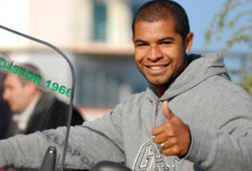 Brezilya'nın Serie B takımlarından Criciuma'da stoper olarak forma giyen  24 yaşındaki Wesley Pina Gonçalves, Denizlispor'la 2 yıllık sözleşme imzaladı.