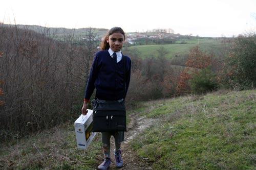 İzmit'e yaklaşık 1 saat uzaklıkta bulunan Toylar köyünde yaşayan Leyla Şengül ve Aysel Özüsalıç, sahip oldukları bilgisayarlarıyla ilk derslerini sevinç içinde yaptı.