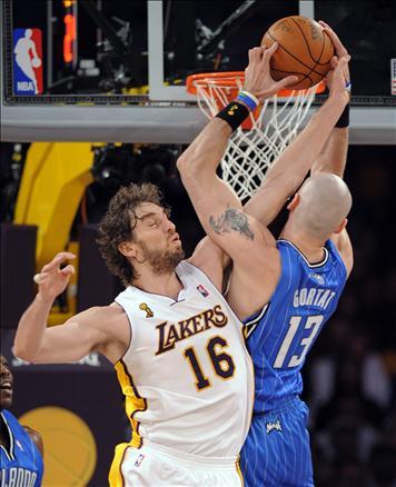 Milli basketbolcumuz Hidayet Türkoğlu'nun 22 sayısı atarak devleştiği, normal süresi 88-88 tamamlanan maçta, Los Angeles Lakers Orlando Magic'i 101-96 yendi.