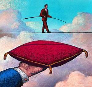 Hocanın bir sonraki sınavında yine "Risk nedir?" sorusuyla karşılaşan öğrencimiz tekrar boş kağıt verince bu sefer 0 alıyor. Tabii koşa koşa hocaya gidip sebebini soruyor. İşte cevap: "Aynı şartlar altında, aynı riski iki kere almak aptallıktır!"