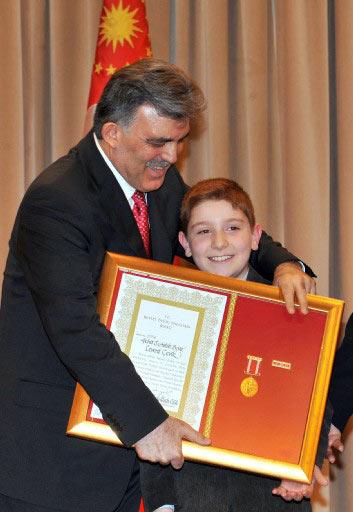 Cumhurbaşkanı Gül, 2007-2008 yıllarında TSK ve emniyet mensubu olarak görev yaparken şehit olanların yakınlarıyla malul ve gazi 61 kişiye Devlet Övünç Madalyası verdi.