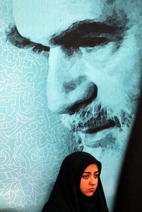 Devlet televizyonu, Ayetullah Humeyni'nin Tahran'daki anıt mezarında düzenlenen töreni canlı olarak verdi.