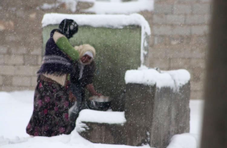 Kar yağışı Van merkeze bağlı köylerde ise koşulları daha da zorlaştırmış durumda. Sabahın ilk ışıklarıyla birlikte gittiğimiz Güveçli ve Dağönü köylerinde yoğun kar yağışı altında, çadırda yaşamın zorluklarını görüntüledik.