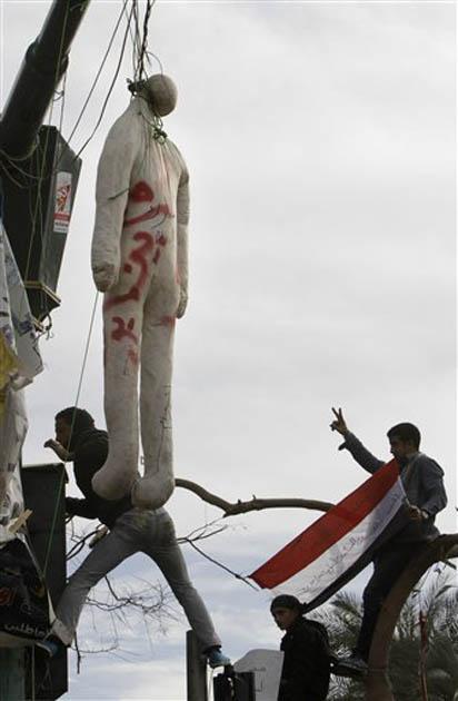 Tahrir Meydanı'nda bulunan ve sayıları 7-8 bine ulaşan göstericiler, askeri yönetimin görevini sivillere devrederek çekilmesini istiyor.