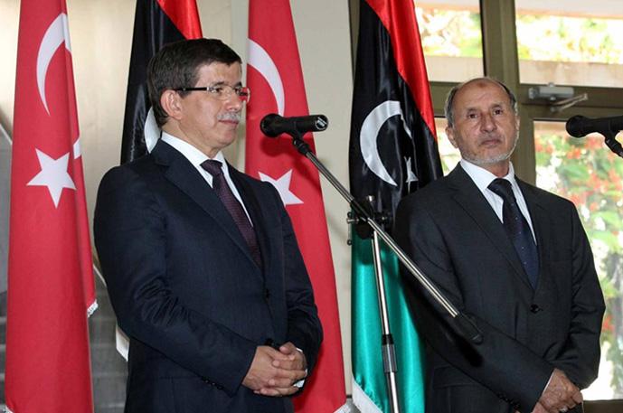 Davutoğlu, Libya Ulusal Ge&ccedil;iş Konseyi (UGK) Başkanı Mustafa Abd&uuml;lcelil ile yaptığı g&ouml;r&uuml;şme sonrası, "Halkın reform talepleri yerine getirilmeli, Kaddafi gitmeli, Libya b&ouml;l&uuml;nmemeli. Ulusal Ge&ccedil;iş Konseyi'ni Libya halkının meşru temsilcisi olarak tanıyoruz. &Ouml;mer Muhtar'ın temsilcisi olduğu bu halk, d&uuml;nyaya insanlık onurunun ne olduğunu da g&ouml;sterecektir" dedi.