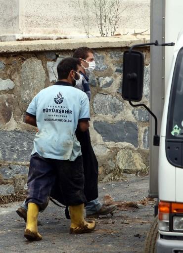 İstanbul'da etkili olan yoğun yağış sonucu Cebeci Mezarlığı'nda toprak kayması oldu. 100 mezar tahrip olurken, toplanan kemikler topluca gömüldü.