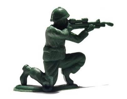 Oyuncak asker ---

ılk olarak 1938’de The Bergen Toy ve Novelty Co. şirketinin ucuz siyah-beyaz plastik askerleri üretmesiyle yolculuğuna başlayan oyuncağı ilgi görmesiyle Alman ve Japon askerleri de düşman asker olarak yerini aldı.