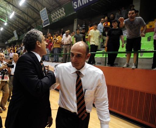 Karşılaşmanın sonunda Galatasaray Cafe Crown Antrenörü Koray Mincinozlu ile sarı-kırmızılı taraftarlar tartıştı.