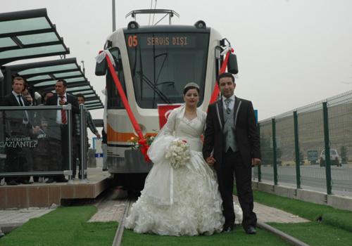 Tramwaydan gelin arabası ile şehir turu