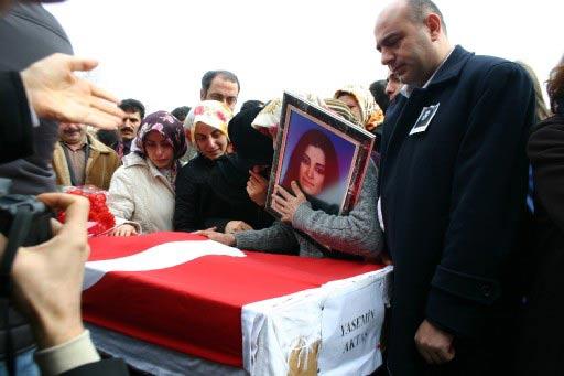 Gümüşhane'nin Zigana Dağı bölgesinde çığ düşmesi sonucu hayatını kaybeden 10 kişi son yolculuğuna uğurlandı. Trabzon Valiliği önündeki törende acı, gözyaşı ve hüzün vardı.