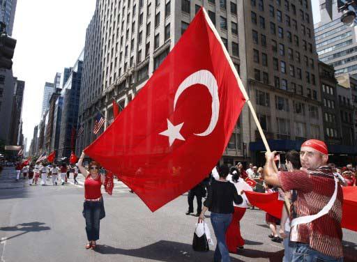 New York'ta 28'inci geleneksel Türk Günü Yürüyüşü ve Festivali büyük bir coşkuyla yapıldı. Törenlere F.Bahçe, G.Saray, Beşiktaş, Trabzon ve Karşıyaka taraftarları damga vurdu.