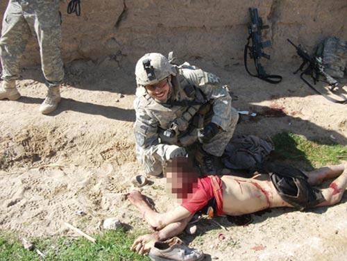 ABD'li askerlerinin Afganistan'da öldürdükleri savunmasız sivillerle fotoğraf çektirdikleri ortaya çıktı. İnsanlık için utanç kareleri: