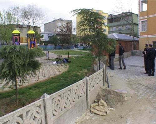 Tuzla'daki bir parkta meydana gelen patlamada 1 kişi yaralandı. Patlamada yaralanan şahsın canlı bomba olma ihtimali üzerinde duruluyor.