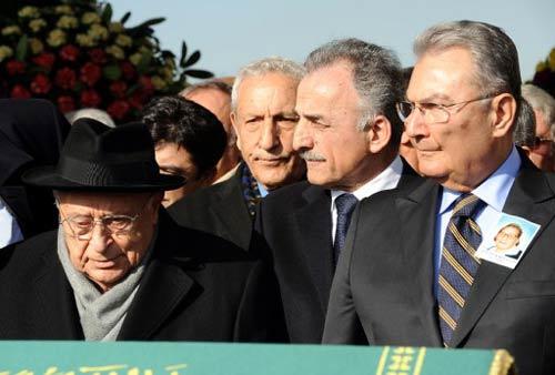 Cenaze namazına CHP Genel Başkanı Deniz Baykal, 9. Cumhurbaşkanı Süleyman Demirel, eski bakanlar, Hikmet Sami Türk ve Hikmet Çetin katıldı. Baykal, Demirel ve Karayalçın'ın tabutun başında bir süre sohbet ettiği gözlendi.