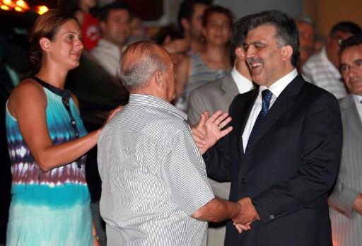 'Bu insanlar sizi neden alkışlıyor' diyerek İzmir'de Cumhurbaşkanı Abdullah Gül'e tepki gösteren işsiz kadın yine Gül'den iş sözü aldı.