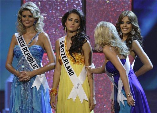 Venezuela güzeli Stefania Fernandez, 2009 Kainat Güzeli seçildi.