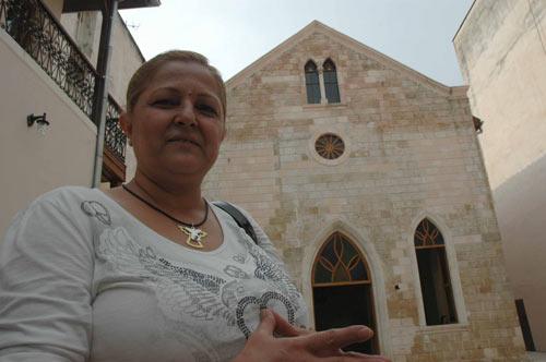 Hatay'ın İskenderun ilçesinde sinema olarak kullanılan tarihi bina kiliseye dönüştürüldü. İskenderun şehir merkezindeki Süryani kilisesi iki yıl süren tadilat çalışmalarının ardından aslına uygun şekilde restore edildi.
