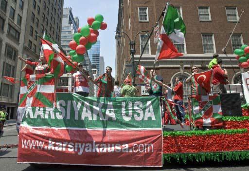 New York'ta 28'inci geleneksel Türk Günü Yürüyüşü ve Festivali büyük bir coşkuyla yapıldı. Törenlere F.Bahçe, G.Saray, Beşiktaş, Trabzon ve Karşıyaka taraftarları damga vurdu.