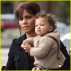 <b>Nahla Aubry:</b> Halle Berry'nin 2 yaşındaki melez kızı Nahla, Fransız şıklığına sahip. Gömlekler ve kot pantolonlarla spor olan Nahla, zaman zaman da baloya gidecek kadar şık ve sofistike.