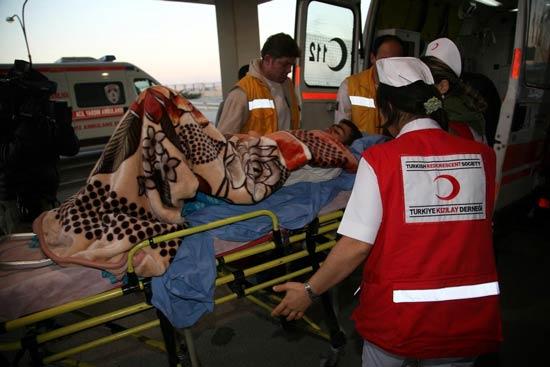 İsrail'in Filistin'e yönelik saldırılarında Gazze'de yaralanan biri kadın 10 kişi, refakatçileri ile birlikte sabah saatlerinde havayolu ile Ankara'ya getirildi.