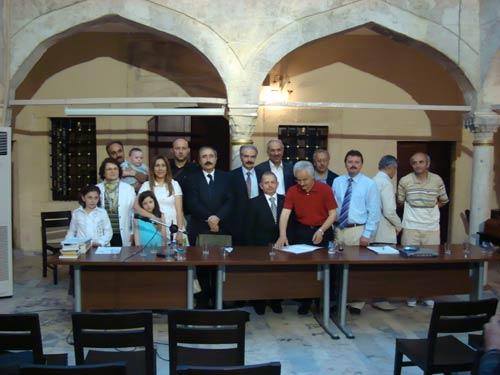 Bu hüzün ve çile yoğunluğu Olcay Yazıcının Sessiz Çığlık diye adlandırdığı ama aslında apansızın bastıran dolu tufanını andıran şiirinin şu dörtlüğünde bir sağanak haykırışa hatta tufana dönüşür:
<BR><BR>
Mührümüz mühür değil, hükmümüz hüküm değil
<BR>Onursuz bir terkiple bozdular mayamızı
<BR>Melez- Grek havası: Bu türkü türküm değil
<BR>Çatladı cihannüma, kırdılar kayamızı
<BR><BR>
Yitik Ömrün Düşleri şiiri bana göre çağdaş bir Leyla ve Mecnun şiirinin özelliklerini taşımasının yanında Şairimizin şiire yaklaşımı açısından da önemli ipuçları taşımaktadır. Yerelden evrenselliğe ulaşan bir yaklaşım sergileyen bu şiir özellikle tekrar edilen beyitleriyle çok etkileyici ve adeta büyüleyicidir. Bu şiirin özeli ise şu beyitidir:
<BR><BR>
Meğerki değmez imiş bütün aşklar bir âha
<BR>Şiire sığınalım, şiire ve Allaha
