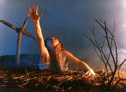 10- The Evil (Sam Raimi): 1981, 1987 ve 1992 yıllarında çekilen üçleme de korku filmi olarak ilk ona girdi.
