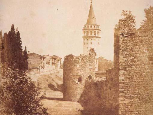 GALATA SURLARI >>> Cenevizliler tarafından Azapkapıdan Tophaneye kadar kademe kademe inşa edildiği tahmin ediliyor, ve iç duvarlar ile Galatayı 3 ayrı mahalleye ayırıyor. İstanbul'un Fethinden sonra da bu surlar şehrin bir parçası halinde kalıyor. ancak Sultan Abdülaziz döneminde gerçekleştirilen yeni şehirleşme planları Galata Surlarının günümüze ulaşamamasına neden olmuş.